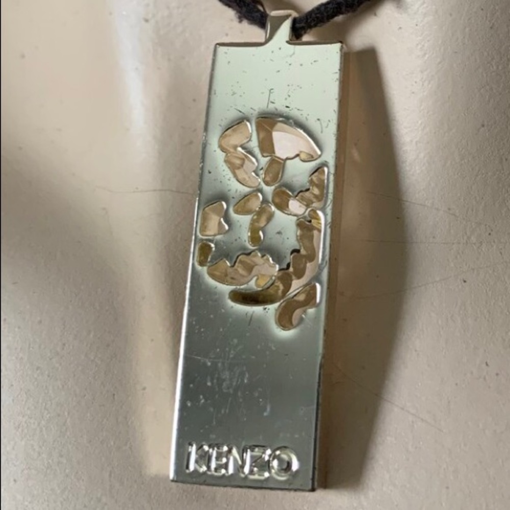 Kenzo pendant